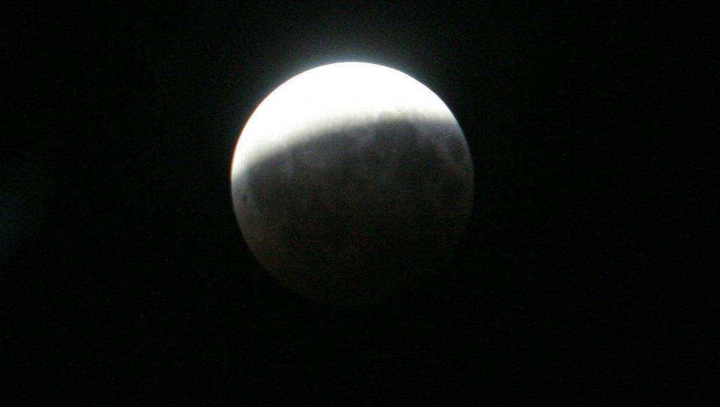 Részleges holdfogyatkozás lesz kedd este