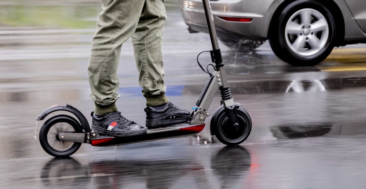 Szombattól már kellene a matrica, de alig néhányan jegyeztették be az elektromos rollereiket