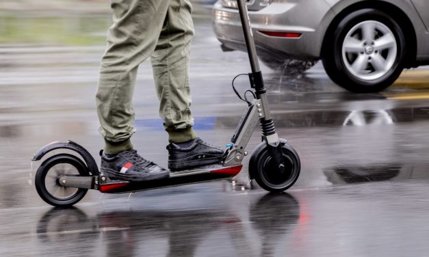 Szombattól már kellene a matrica, de alig néhányan jegyeztették be az elektromos rollereiket