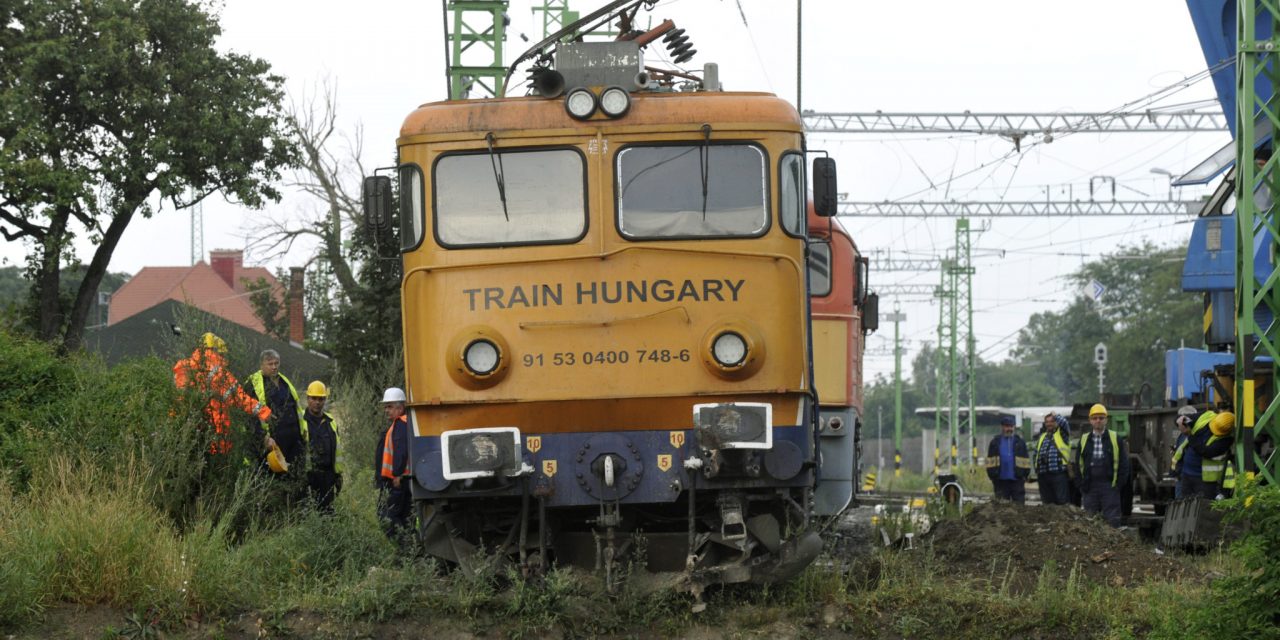 Ilyet is ritkán látni: emelődaruval szállítják el a mozdonyt