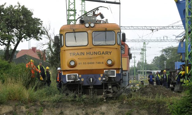 Ilyet is ritkán látni: emelődaruval szállítják el a mozdonyt