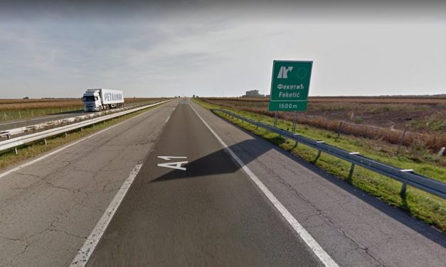 Bácsfeketehegy: Meghalt a szalagkorlátnak és a fának csapódó autó sofőrje