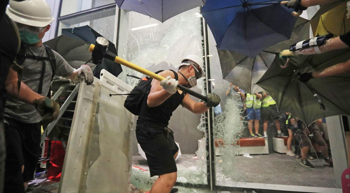 Erőszakossá vált a tüntetés Hongkongban