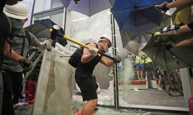 Erőszakossá vált a tüntetés Hongkongban