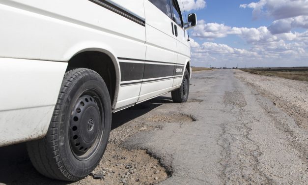 Prokuplje: Kézzel ásott gödröt az új aszfaltba egy arra közlekedő férfi (Videó)