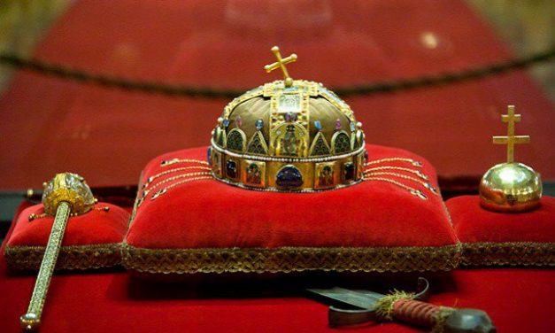Pécsen állítják ki a koronázási ékszerek másolatait