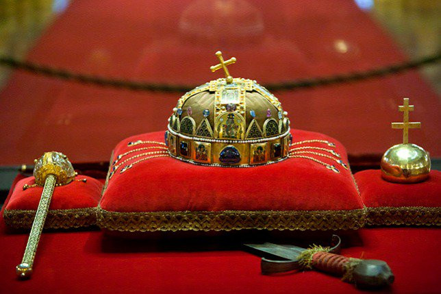 Pécsen állítják ki a koronázási ékszerek másolatait