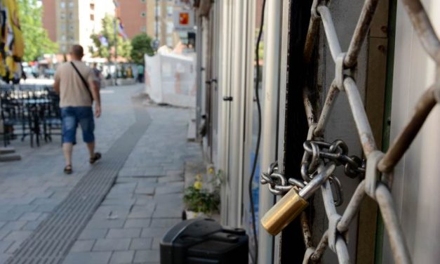Észak-Koszovó: Továbbra is zárva tartanak a boltok, a taxisok sem fuvaroznak