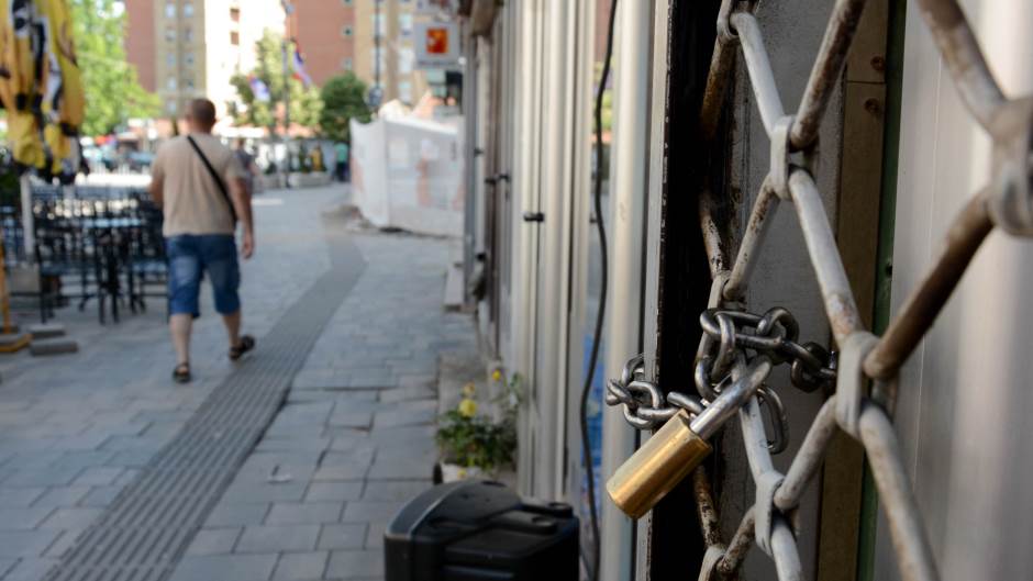 Észak-Koszovó: Továbbra is zárva tartanak a boltok, a taxisok sem fuvaroznak