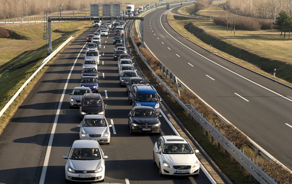 Amikor sikerül átvergődnie a határon, tíz kilométeres torlódás várja az M5-sön