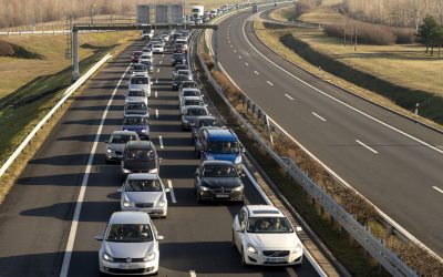 Amikor sikerül átvergődnie a határon, tíz kilométeres torlódás várja az M5-sön