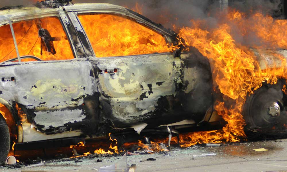 Kigyulladt egy autó az Újvidék-Belgrád autópályán