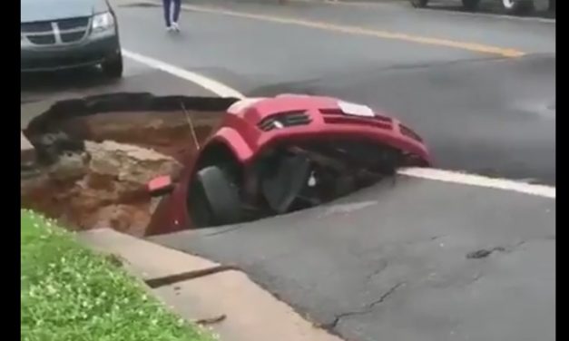 Megnyílt a föld, és elnyelte a parkoló autót (Videó)