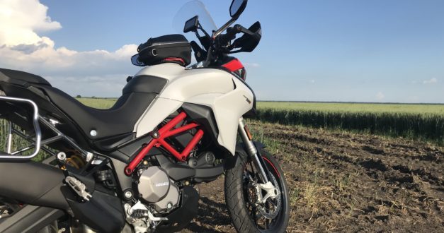 A magyar motoros, aki körbeülteti fával Európát