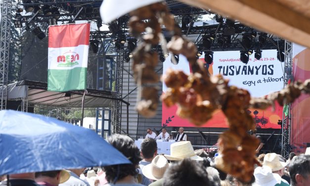 Balhéra készülnek Orbán Viktor beszéde alatt: Tusnádfürdőn tüntetnek a kormányfő ellen