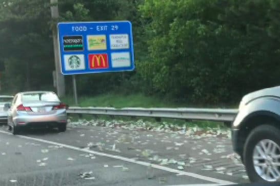 Menet közben kinyílt egy pénzszállító autó ajtaja, 160 ezer eurónyi bankjegyet vitt el a szél (Videóval)