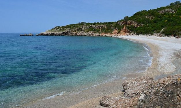Bečićinél fekália ömlött a tengerbe, orrfacsaró bűz terjeng