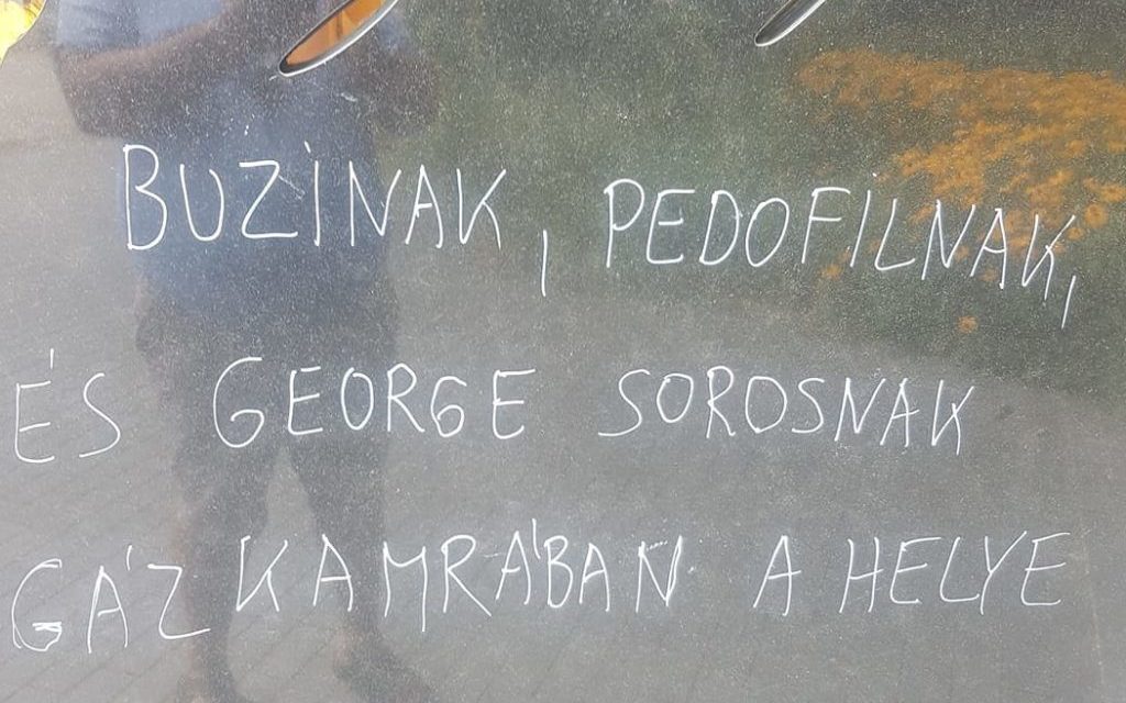 Gázkamrás felirattal gyalázták meg a Roma Holokauszt Emlékművet
