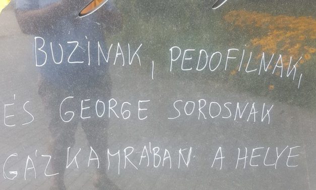 Gázkamrás felirattal gyalázták meg a Roma Holokauszt Emlékművet