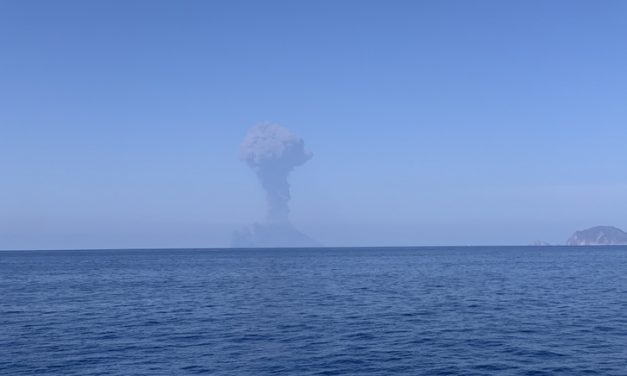 Kitört a Stromboli vulkán, menekültek a turisták a szigetről (Fotók, Videók)