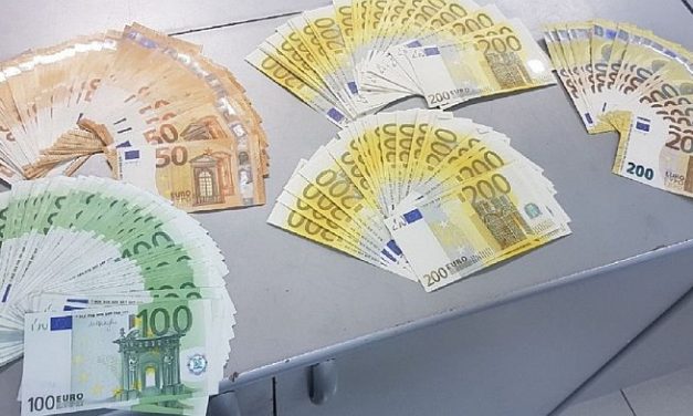 Horgos-Röszke: Ötvenezer euró a kartámaszban