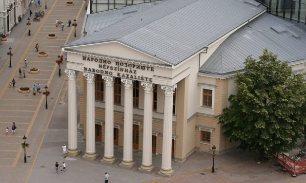 Humor, zene, bemutató és egy kis ünnepi varázslat a Szabadkai Népszínházban