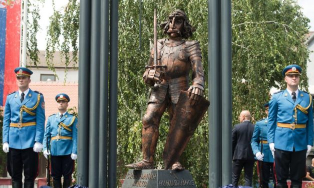 Zimony: Ellopták a Hunyadi-szobor kardját