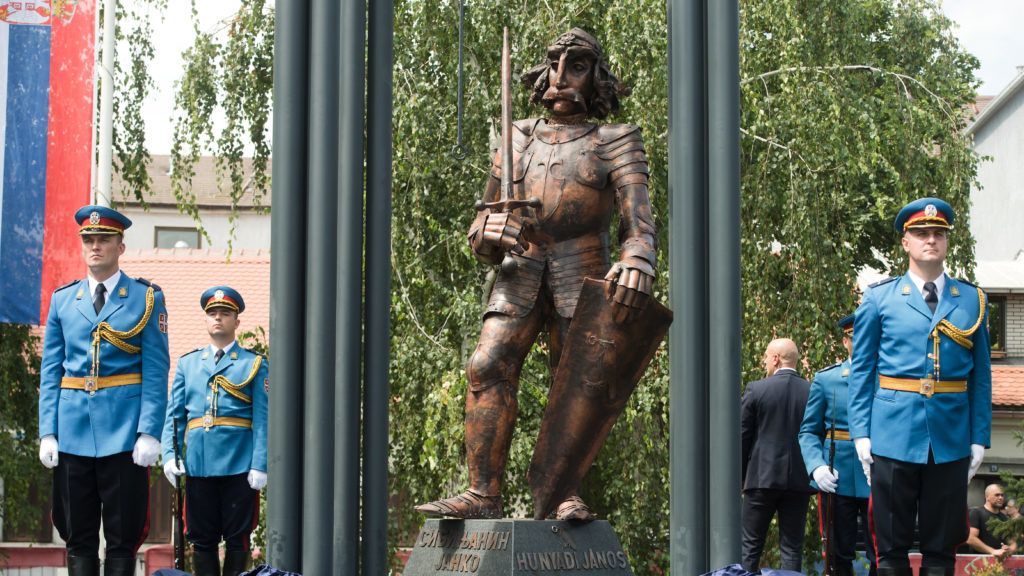 Zimony: Ellopták a Hunyadi-szobor kardját