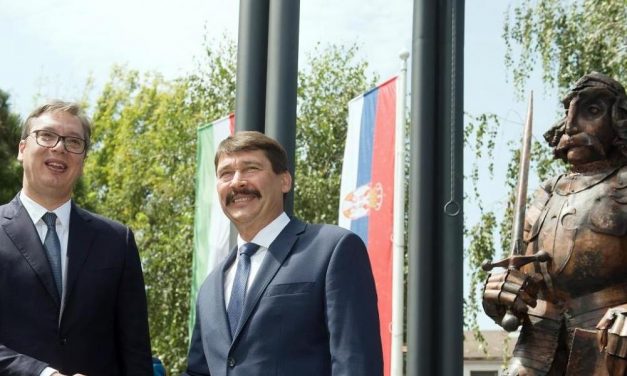 Kire hasonlít jobban a Hunyadi emlékmű, egy képregényhősre, vagy a legendás szerb színészre?