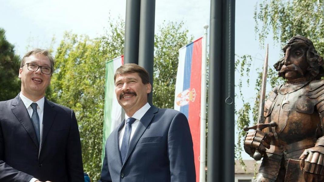 Kire hasonlít jobban a Hunyadi emlékmű, egy képregényhősre, vagy a legendás szerb színészre?