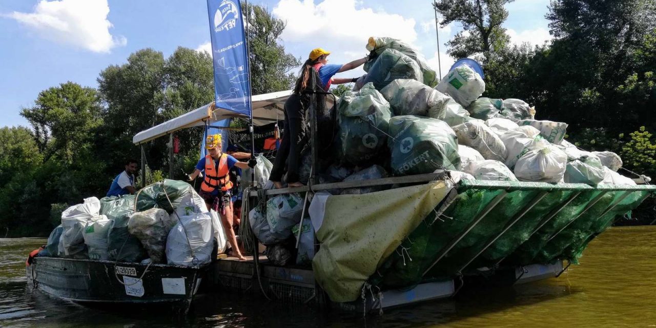 Nyolc-tíz tonna hulladéktól mentesítették a Felső-Tiszát a PET kupán