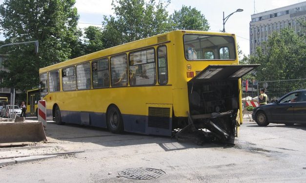 Két busz és négy személygépkocsi ütközött Belgrádban