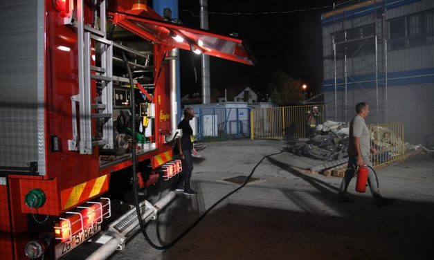 <span class="entry-title-primary">Felrobbant egy reflektor, félbeszakadt a meccs</span> <span class="entry-subtitle">Tűz keletkezett a stadionban</span>