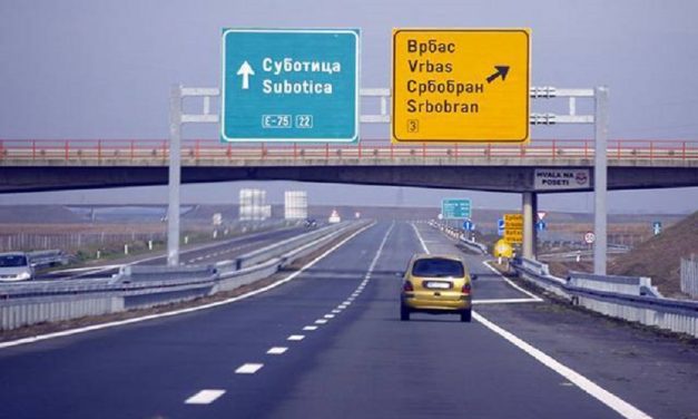 Egy betonkockát és kukoricaszárakat dobáltak az autópályára, hét járműben tettek kárt