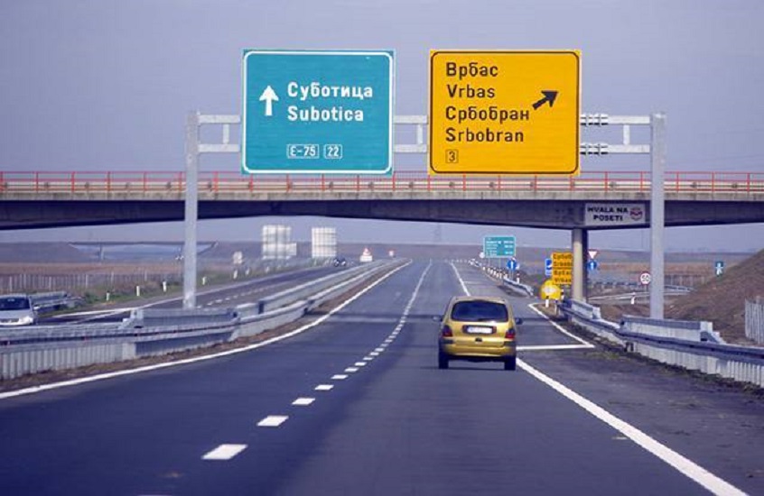 Egy betonkockát és kukoricaszárakat dobáltak az autópályára, hét járműben tettek kárt