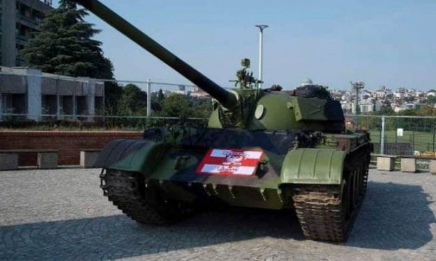 Tank a belgrádi Rajko Mitić stadion előtt