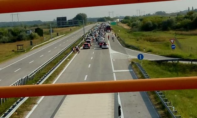 <span class="entry-title-primary">Folytatódik a határhorror</span> <span class="entry-subtitle">Úgy tűnik, délelőtt 9.51-kor lefagyott az informatikai rendszer</span>