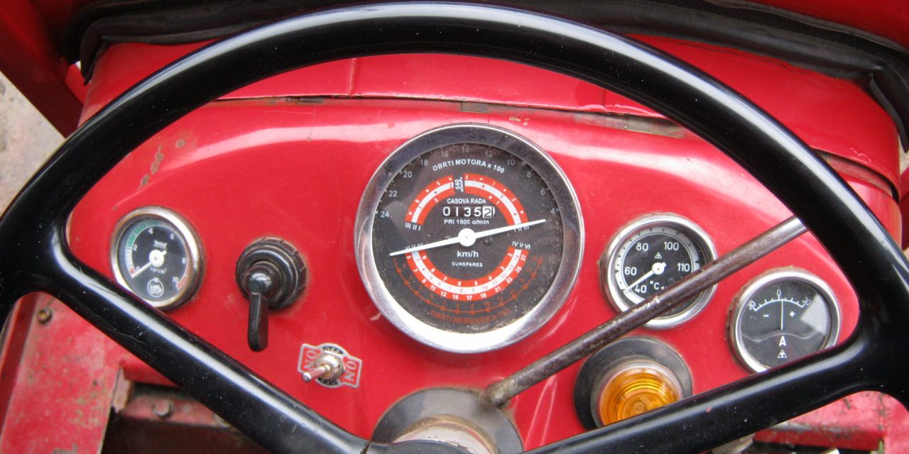 Amikor a rendőrautó traktort üldöz (nem mindennapi videó)