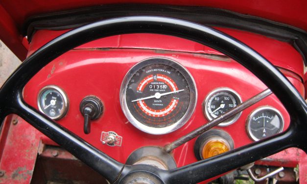 Amikor a rendőrautó traktort üldöz (nem mindennapi videó)