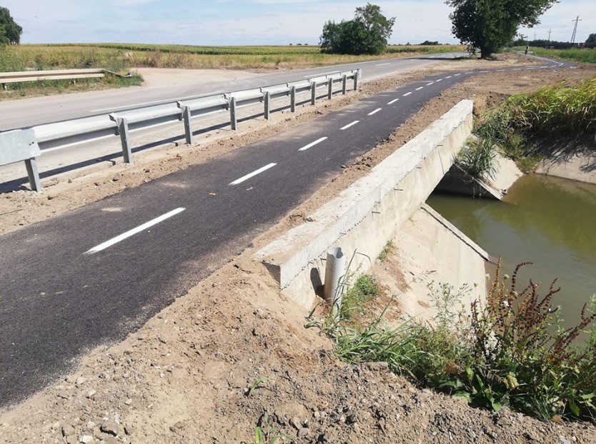 Átadták a kerékpárutat, de se világítás, se védőkorlát nincs