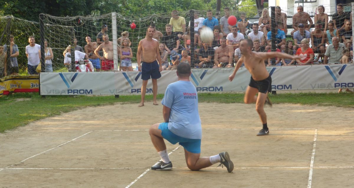 <span class="entry-title-primary">Marad a bajnok, ha játszik (FOTÓK)</span> <span class="entry-subtitle">Véget ért a lábtenisz-bajnokság a zentai Halászcsárdán</span>