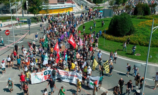 Macron fejjel lefelé fordított portréjával tüntettek környezetvédők