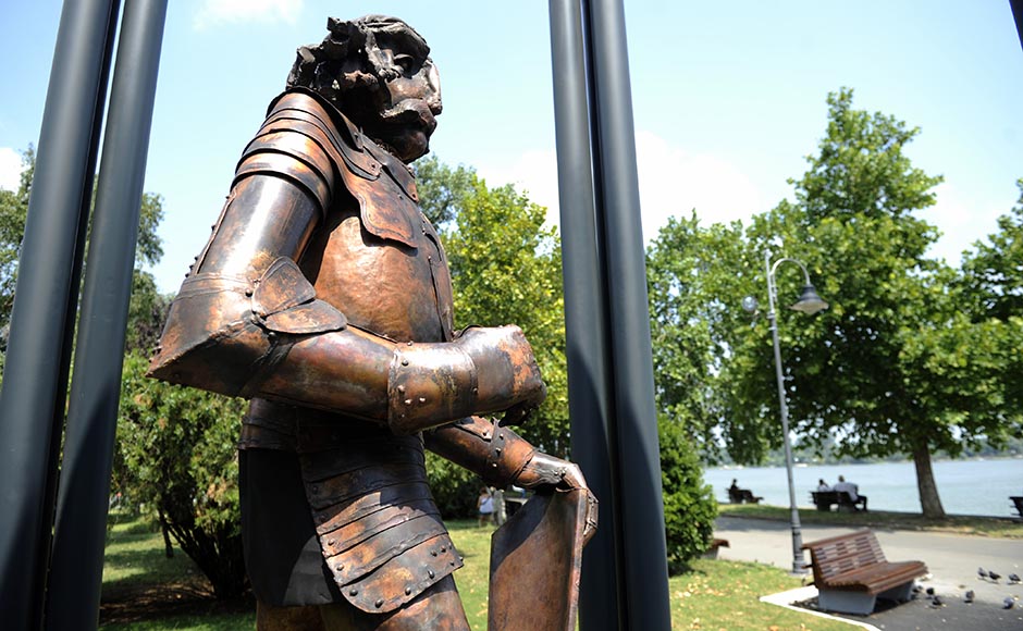 Elfogták a harmadik tolvajt is, aki részt vett a Hunyadi-szobor kardjának ellopásában