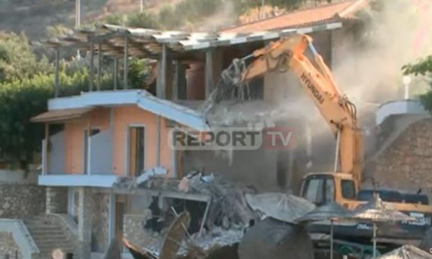 Ledózerolták a kuncsaftjaival erőszakoskodó albán vendéglős éttermét (VIDEÓ)