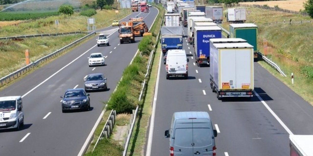 Tíz kilométeres torlódás alakult ki az M1-es autópályán Hegyeshalom felé