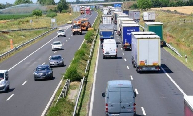 Tíz kilométeres torlódás alakult ki az M1-es autópályán Hegyeshalom felé