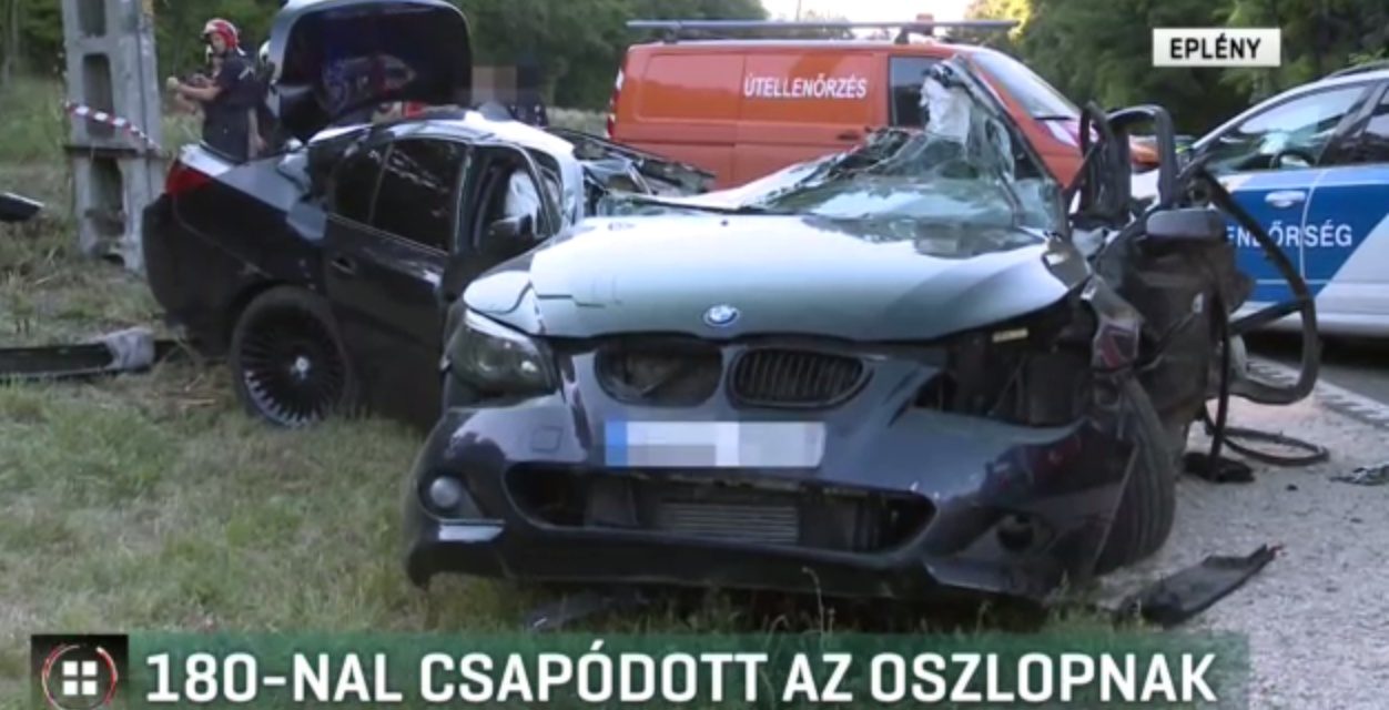 Száznyolcvannal csapódott az oszlopnak, kettészakadt a BMW