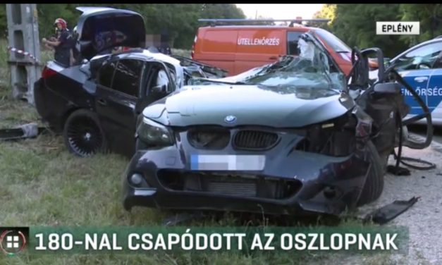Száznyolcvannal csapódott az oszlopnak, kettészakadt a BMW