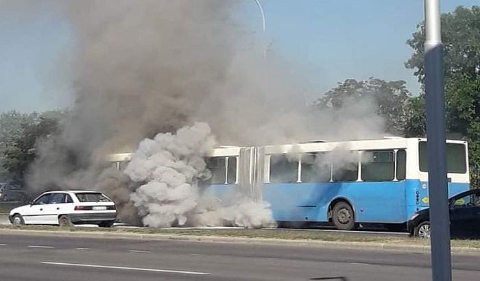 Kigyulladt egy autóbusz Újvidéken