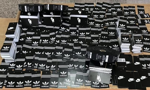 Ötezer darab, hamis Adidas és Nike címkét találtak a szabónál